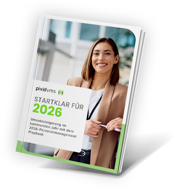 Cover des E-Books „Startklar für 2026? Ihr Staffing Playbook für mehr Geschäft im kommenden Jahr“ mit dem Foto einer lächelnden Business-Professional.